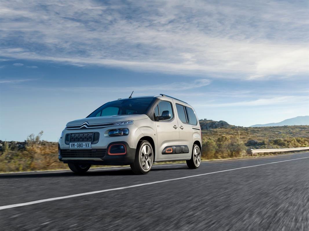 Citroen Berlingo em movimento, cor bege