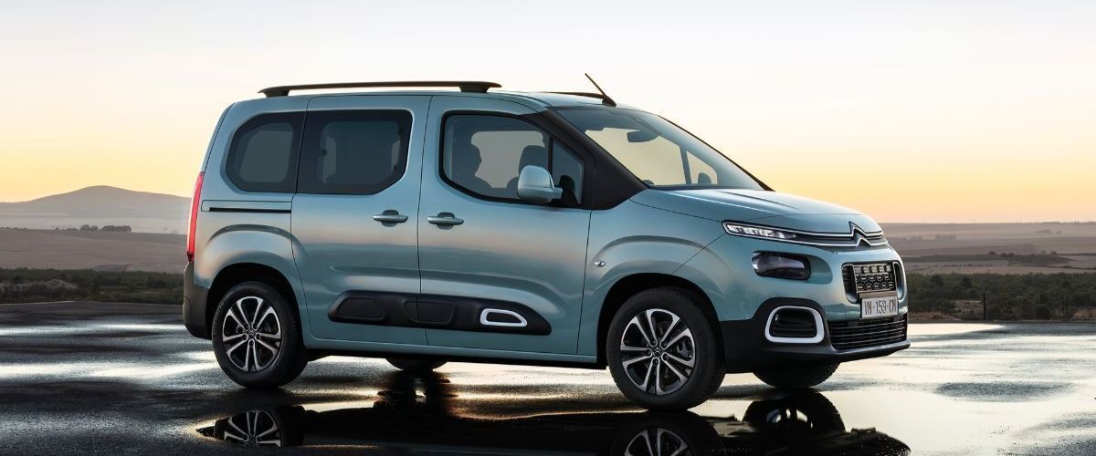 Citroen Berlingo passageiros de cor azul clara, ceu de fundo